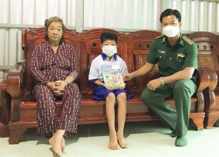 Cùng em tới trường thắp sáng ước mơ