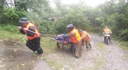 Mưa to kéo dài, nhiều địa bàn ở miền Trung bị chia cắt, BĐBP đang tích cực giúp dân ứng phó