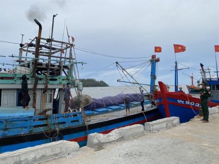 Quảng Ngãi: 4 ngư dân hành nghề trên biển mất liên lạc với đất liền