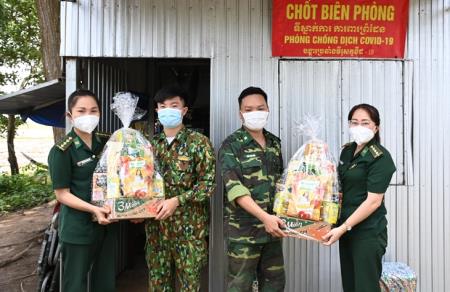 Tặng quà cán bộ, chiến sĩ và hội viên phụ nữ nghèo trên khu vực biên giới