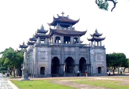 Vẻ đẹp thánh đường đá cổ hơn 100 năm tại Việt Nam