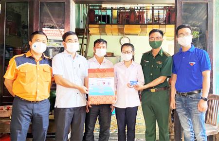 Tiếp sức cho học sinh nghèo vùng dịch