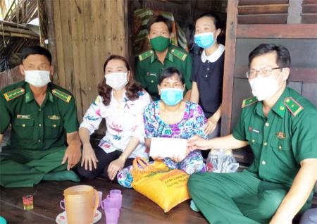 Tấm lòng người chiến sĩ quân hàm xanh trong đại dịch Covid-19