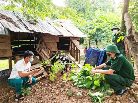 Sát cánh với nhân dân trong gian khó