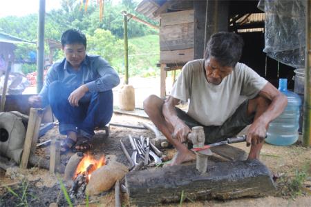 Người giữ lửa nghề rèn truyền thống trên vùng biên Đắc Tôi