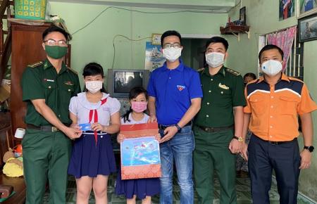 Tặng máy tính bảng cho học sinh nghèo học trực tuyến