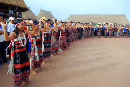 Nghệ nhân điêu khắc tượng gỗ Cơ Tu trên dãy Trường Sơn