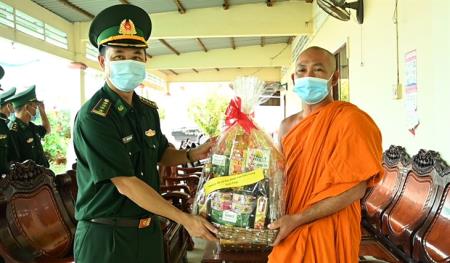 Thăm hỏi, tặng quà các chùa Khmer trên địa bàn tỉnh Kiên Giang nhân dịp lễ Sen Dolta