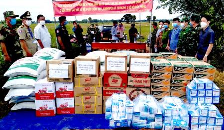 Hỗ trợ vật chất phòng, chống dịch Covid-19 cho chính quyền và lực lượng bảo vệ biên giới Campuchia
