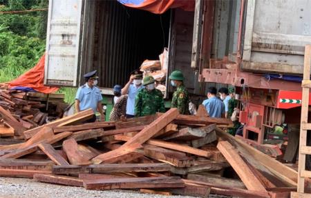 Giấu hàng cấm vào hàng khai báo Hải quan vẫn không thoát