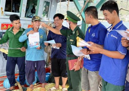Ngăn chặn hoạt động buôn lậu dầu trên vùng biển Tây Nam