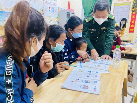 Sáng đẹp hình ảnh “thầy giáo quân hàm xanh” nơi biên giới