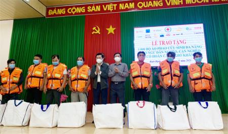 Nguyên Chủ tịch nước Trương Tấn Sang tặng áo phao cứu sinh đa năng cho ngư dân Hoài Nhơn