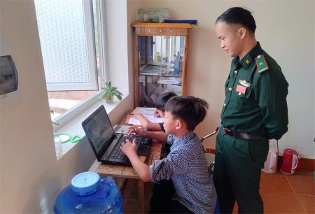 Những cha nuôi Biên phòng nơi biên giới Nậm Pồ