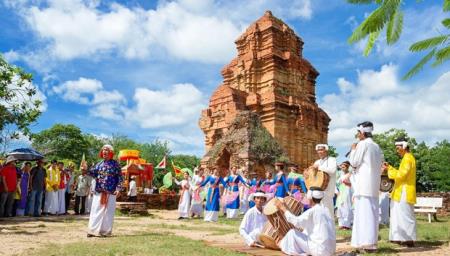 Phát huy văn hóa địa phương để xây dựng con người Việt Nam toàn diện