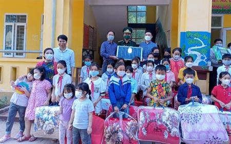 Nghệ An: Tặng quà cho học sinh các trường học ở địa bàn biên giới