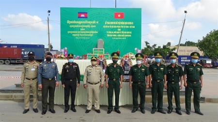 Trao kinh phí hỗ trợ lực lượng bảo vệ biên giới tỉnh Svay Rieng, Campuchia phòng, chống dịch Covid-19