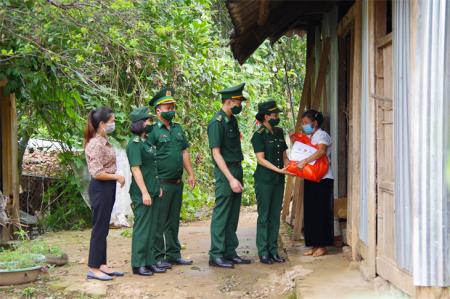 Phụ nữ BĐBP chung tay chia sẻ khó khăn với đồng bào các dân tộc nơi biên giới, hải đảo