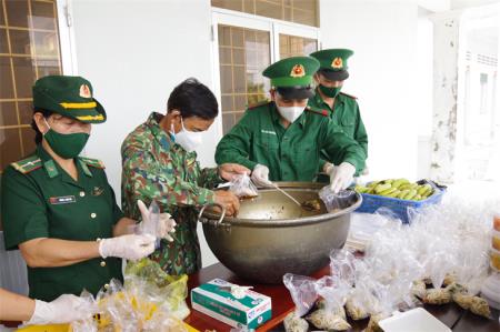 Bản lĩnh nữ quân nhân Biên phòng trên tuyến đầu chống dịch Covid-19