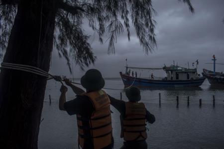 Chạy đua với bão Rai