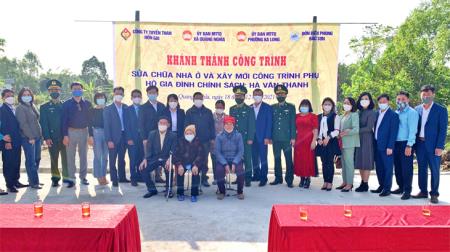 Bàn giao công trình sửa chữa và xây mới công trình phụ trợ cho hộ nghèo biên giới