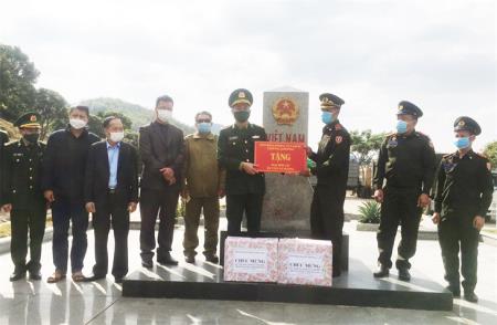 Chúc mừng, tặng quà các đơn vị bảo vệ biên giới của Lào nhân kỷ niệm Ngày Quốc khánh nước CHDCND Lào