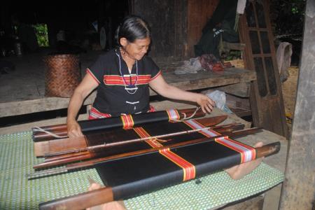 Người giữ lửa nghề dệt thổ cẩm Tà Riềng