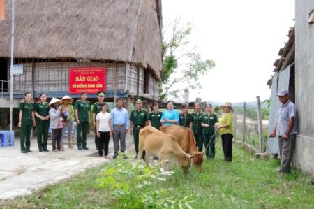 Giúp đỡ nhân dân ở khu vực biên giới phát triển kinh tế, an tâm trong mùa dịch