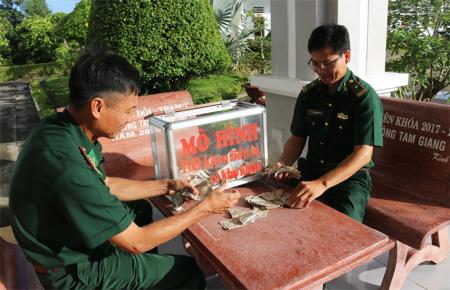 “Tiết kiệm tiền lẻ, chia sẻ khó khăn” giúp đỡ nhân dân vượt qua đại dịch
