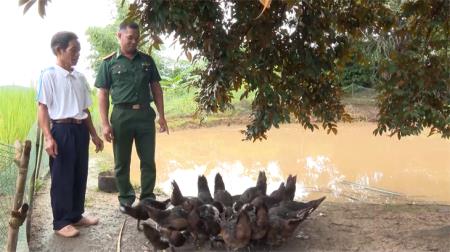 Giúp dân thoát nghèo bền vững, an tâm trong mùa dịch