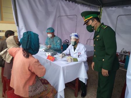 Khám bệnh và cấp thuốc miễn phí cho nhân dân huyện Sê Pôn, Lào