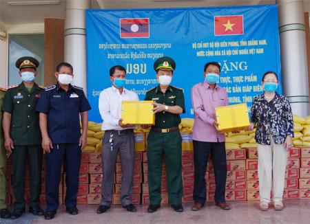 Chung tay cùng nước bạn Lào ngăn chặn Covid-19 qua biên giới