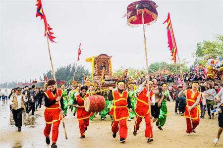 Xa trông đền Cờn