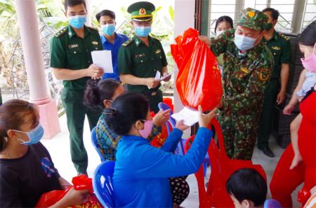 Quan tâm chăm lo Tết cho người nghèo nơi biên giới
