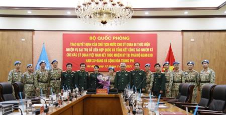Trao quyết định cho sĩ quan Việt Nam đi thực hiện nhiệm vụ tại Trụ sở Liên hợp quốc