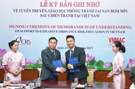 Ký kết tuyên truyền, giáo dục phòng tránh tai nạn bom mìn sau chiến tranh tại Việt Nam