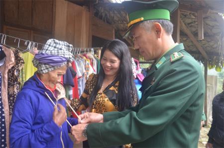 Biên giới ấm tình người