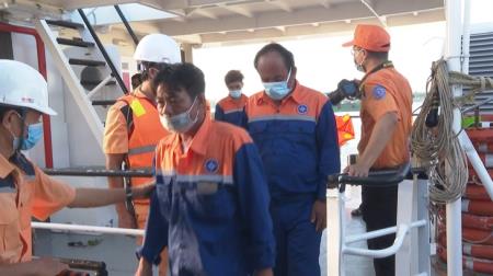 Kịp thời cứu nạn 6 thuyền viên trên tàu cá bị chìm trên biển