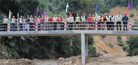 Những cây cầu thấm đẫm nghĩa tình