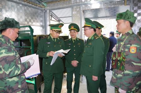 Người thầy trong giảng đường, vị tướng ngoài biên cương