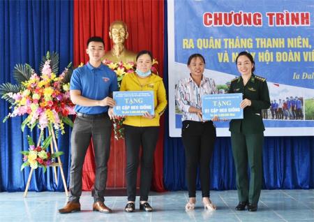 Nữ quân nhân hết lòng với phụ nữ nghèo vùng biên