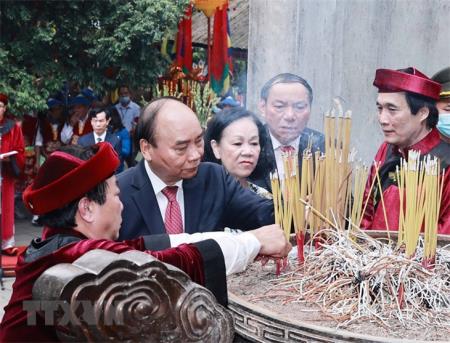 Chủ tịch nước Nguyễn Xuân Phúc dâng hương tưởng niệm các Vua Hùng