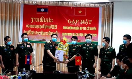 Chúc Tết lực lượng vũ trang nước bạn Lào