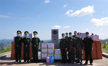 BĐBP Điện Biên trao tặng vật chất phòng, chống dịch Covid-19 cho lực lượng bảo vệ biên giới Lào