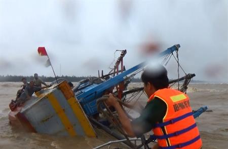 Truy tìm tàu hàng đâm chìm tàu cá làm hai thuyền viên mất tích