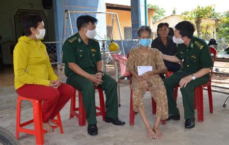 Thăm, tặng quà nhân dân và cán bộ, chiến sĩ ở khu vực biên giới tỉnh Đắk Lắk