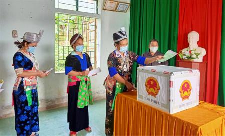 Quân, dân biên giới vui ngày hội non sông
