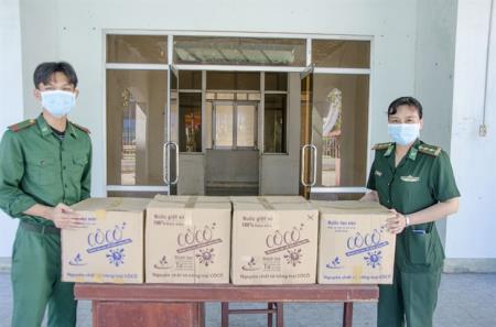 Trao tặng vật tư cho lực lượng phòng, chống dịch Covid-19 trên địa bàn tỉnh Quảng Ngãi