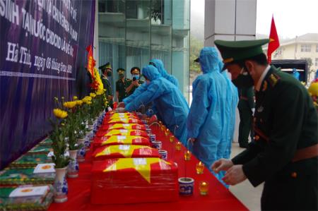 Đón nhận hài cốt liệt sỹ quân tình nguyện và chuyên gia Việt Nam hy sinh tại Lào