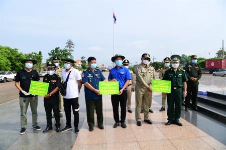 Trao tặng vật chất phòng, chống dịch Covid-19 cho lực lượng vũ trang tỉnh Kratie, Campuchia